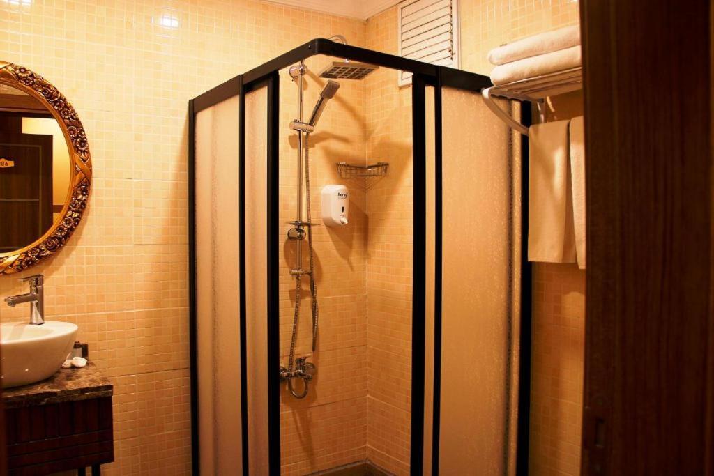 Gross Hotel Istanbul Bagian luar foto